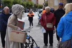 Foto 4 - Sorpresa e inquietud con el espect&aacute;culo de calle 'Entremundos'