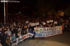 Una imagen de la multitudinaria manifestación de esta tarde de viernes. /SN