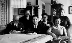 Gaya Tovar, (izda.) con su esposa e hijos en una imagen familiar de 1935. /ASRD