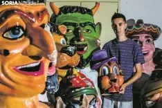 Manuel Izquierdo junto a los gigantes y cabezudos. Carmen de Vicente 