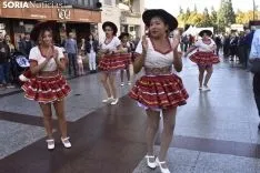 Desfile de las XX Jornadas Interculturales.