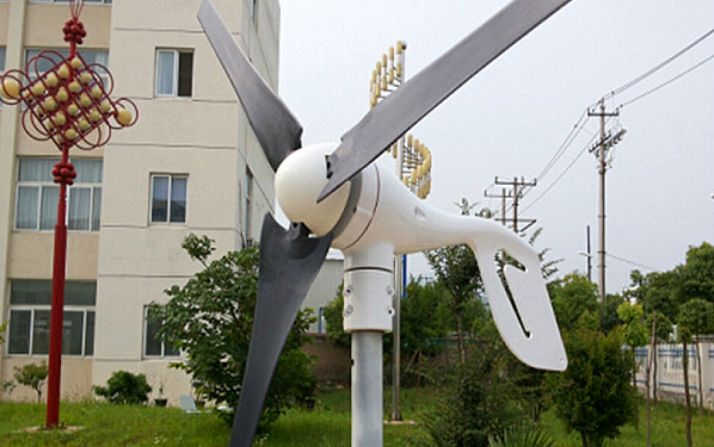 Un pequeño aerogenerador en un núcleo urbano. 