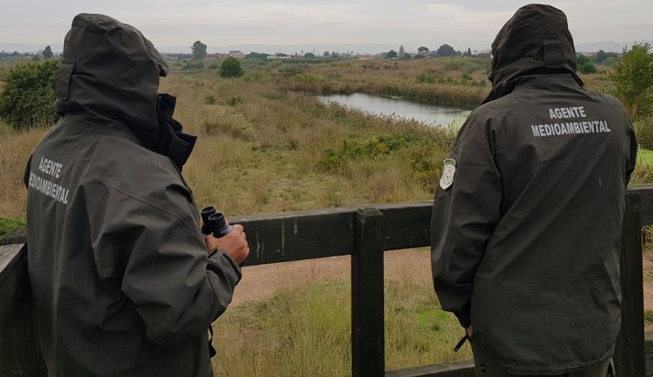 Dos agentes medioambientales. /APAMCYL