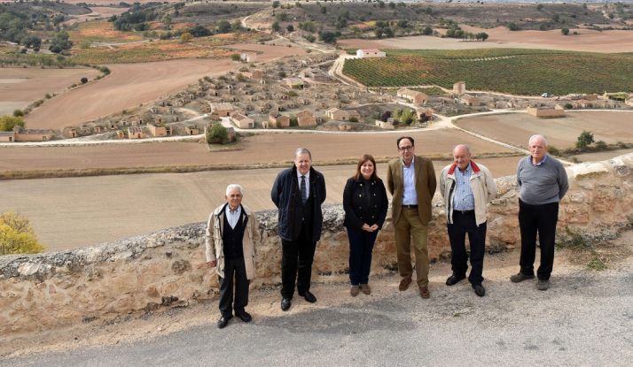 Autoridades municipales y de la Junta en el entorno de las antiguas bodegas. /Jta.