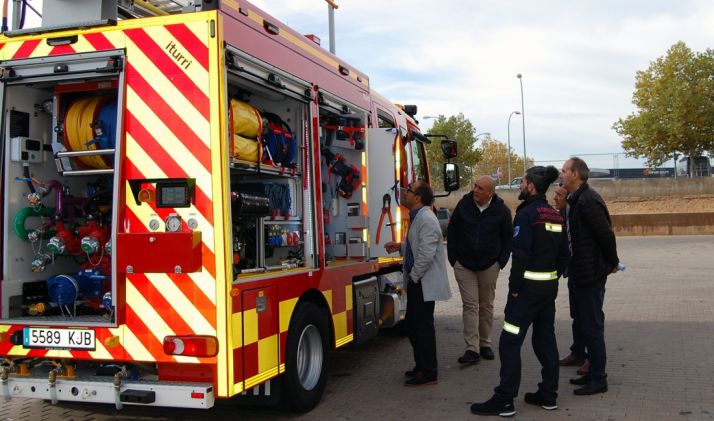 El nuevo vehículo en las inmediaciones del parque comarcal, en el polígono de La Dehesa. /Dip.