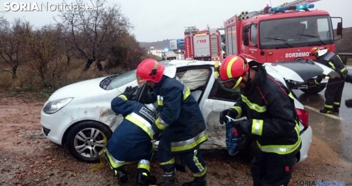 Bomberos de la Diputación en un siniestro de tráfico. /SN
