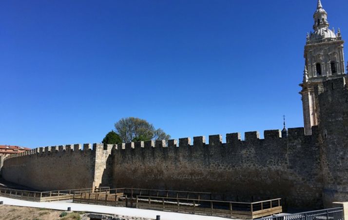 El Burgo adoquinará el paseo de la muralla