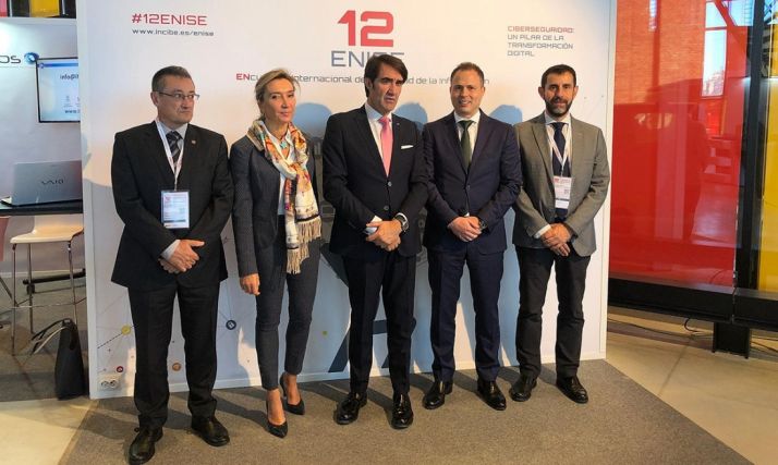 El consejero, en el centro, asiste al Enise. /Jta.