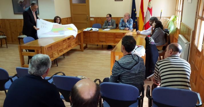 La Comisión Local de la concentración parcelaria reunida este martes en el ayuntamiento de Langa. /Jta.