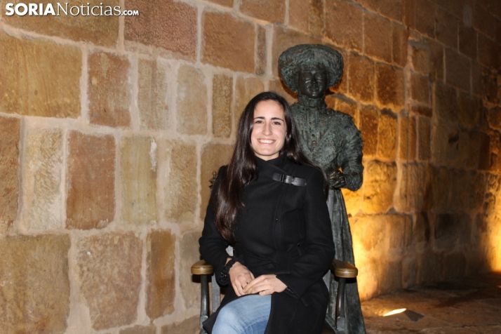 Cristina Juarranz sentada en la silla que sujeta Leonor Izquierdo en la plaza Mayor. SN