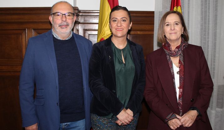 Lafuente (dcha.) junto a Barcones y Latorre esta mañana de martes. /Subdeleg.