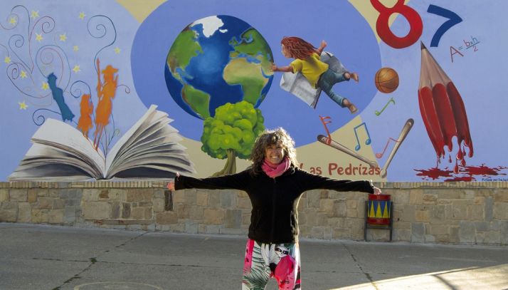 Eva Carballares junto al mural que ha realizado en Las Pedrizas.