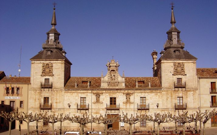 Imagen exterior del edificio, enclavado en plena plaza Mayor burgense. 