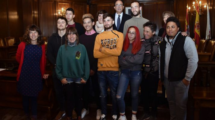 Alumnos, formadores y responsables municipales y de la Junta en la entrega de diplomas. /Jta.