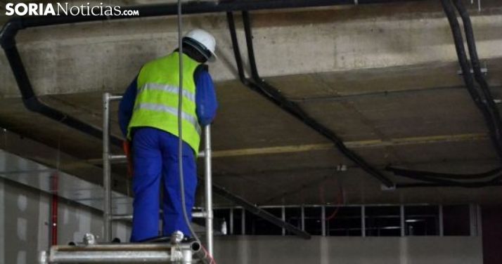 Un trabajador extranjero en una obra de construcción en Soria. /SN