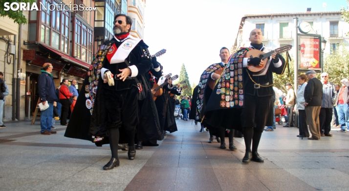 Una tuna recorre una céntrica calle de la ciudad en una edición anterior. /SN