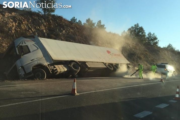 Un camión vuelca en la variante de Soria