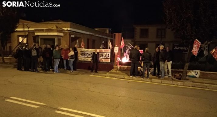 Concentración en las puertas de la cárcel esta noche. /SN