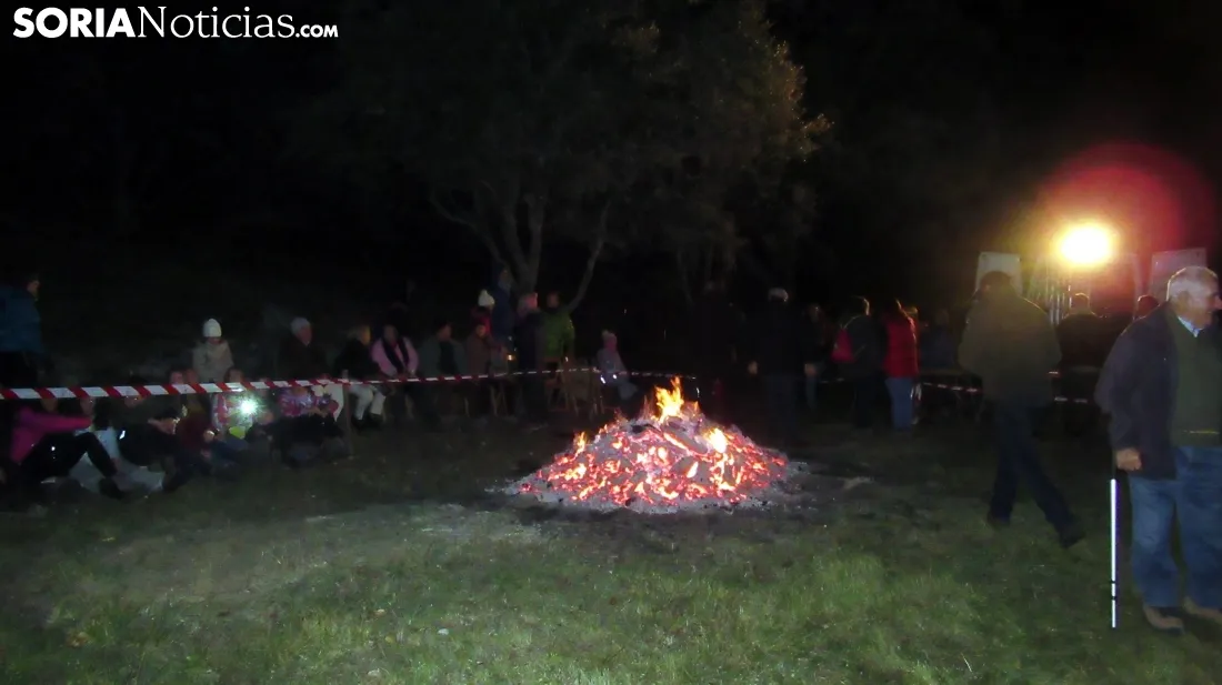 Paso del fuego por las ánimas en Las Cuevas de Soria