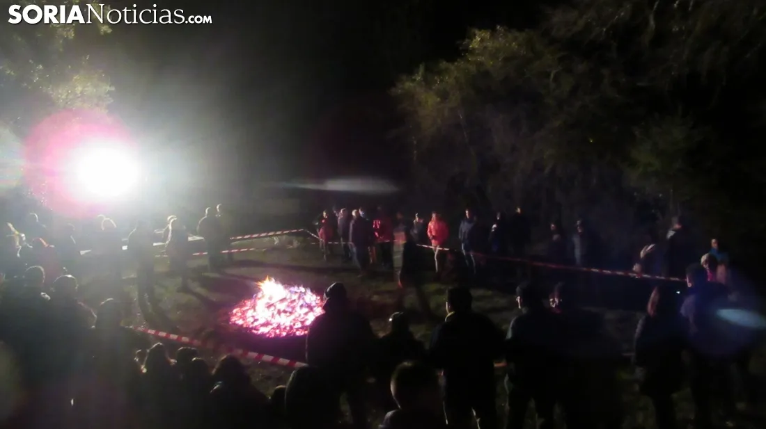 Paso del fuego por las ánimas en Las Cuevas de Soria