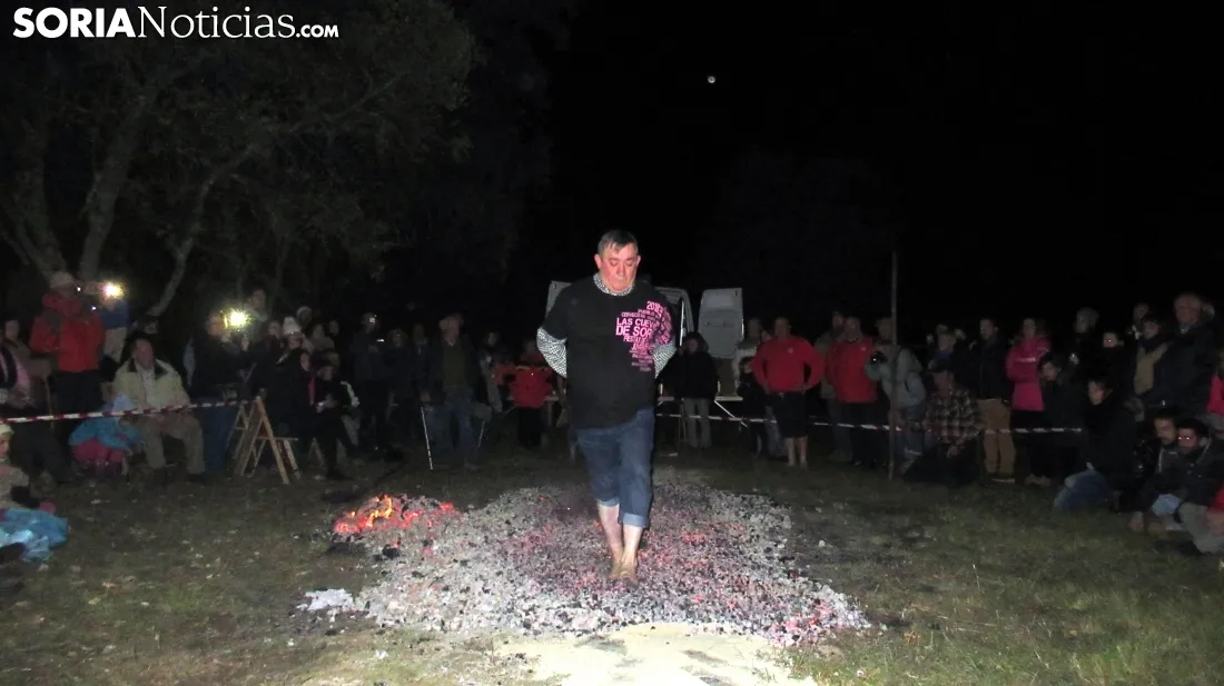 Paso del fuego por las ánimas en Las Cuevas de Soria