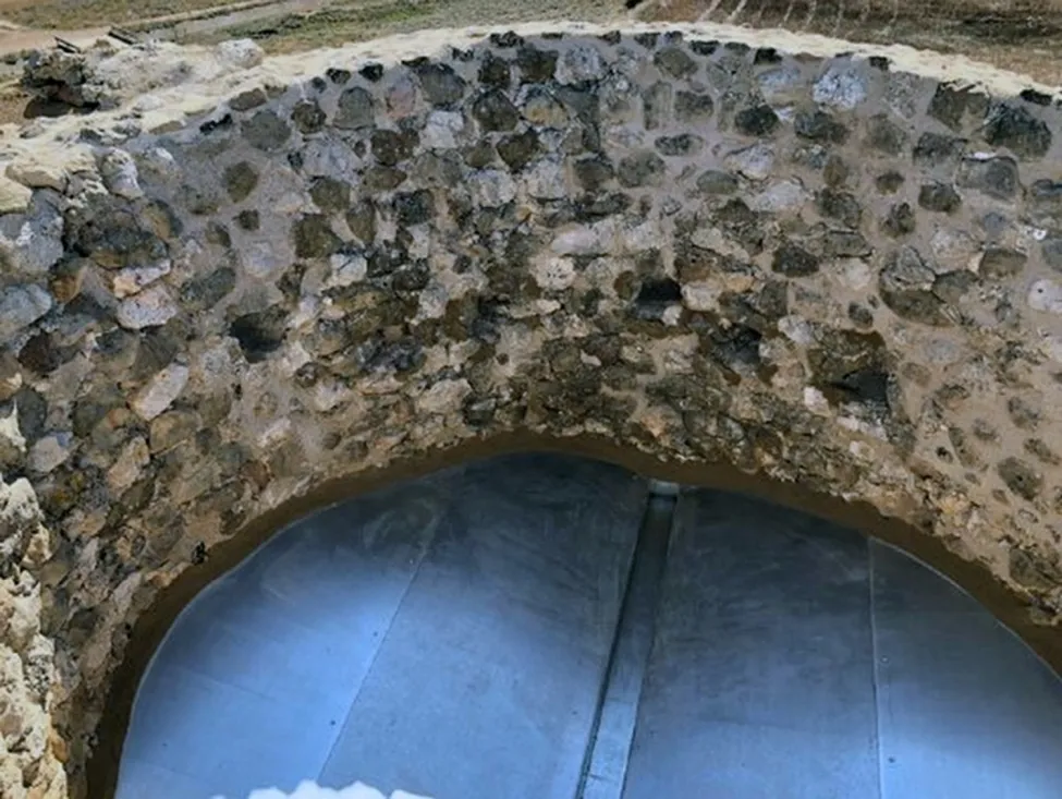 Imagen de la cubierta realizada para preservar el interior. /Jta.