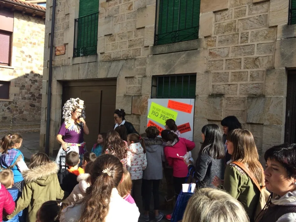 Foto 2 - Cien personas celebran el D&iacute;a de los Derechos de la Infancia en Vinuesa