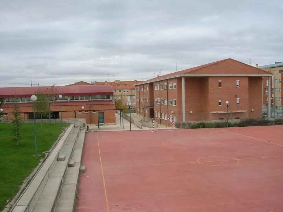 Foto 2 - 6 estudiantes de El Burgo de Osma reciben sus becas al estudio 