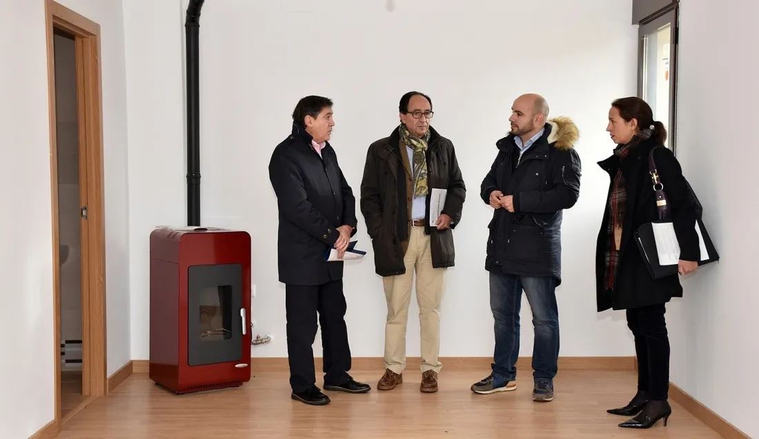 Jesús Puerta, Manuel López, Luis Matías Ágreda y Consuelo Tutor en el interior del inmueble. /Jta.