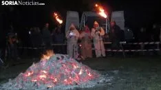 Paso del fuego por las ánimas en Las Cuevas de Soria