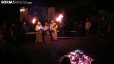 Paso del fuego por las ánimas en Las Cuevas de Soria