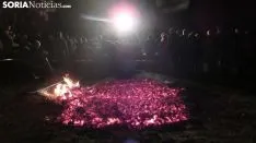 Paso del fuego por las ánimas en Las Cuevas de Soria