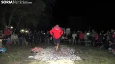 Paso del fuego por las ánimas en Las Cuevas de Soria