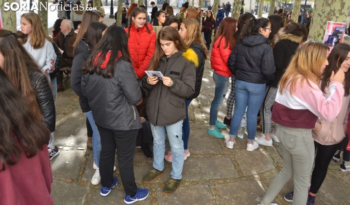 Alumnos concetrados en la plaza de San Esteban este miércoles 14. /SN