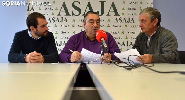 Gómez, en el centro, acompañado por Alejando Aguado, secretario (izda.) y por el tesorero, Eduardo Pacheco. /SN