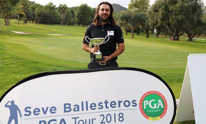 El golfista soriano, con el trofeo en Castellón. 