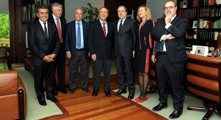 Imagen de representantes argentinos y con responsable de la Junta. 