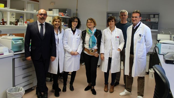 El subdelegado (izda.), con personal del centro. /SdG