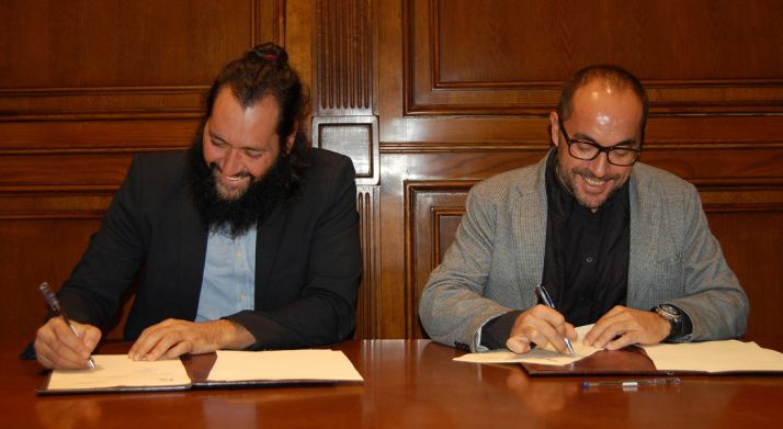 Sabin (izda.) y Rey en la firma del convenio. /Dip.