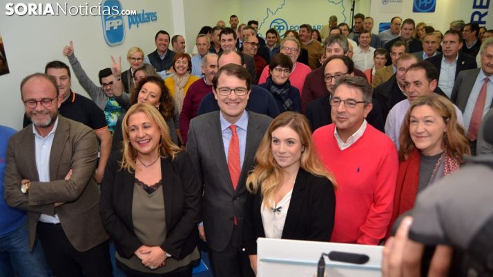Alfonso Fernández Mañueco (ctro.), este miércoles en la sede del PP soriano. /SN