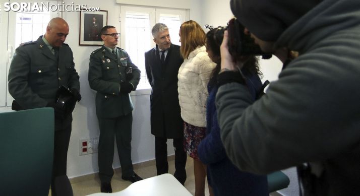 El ministro, con la delegada del Gobierno, en su visita al cuartel de Berlanga. /SN