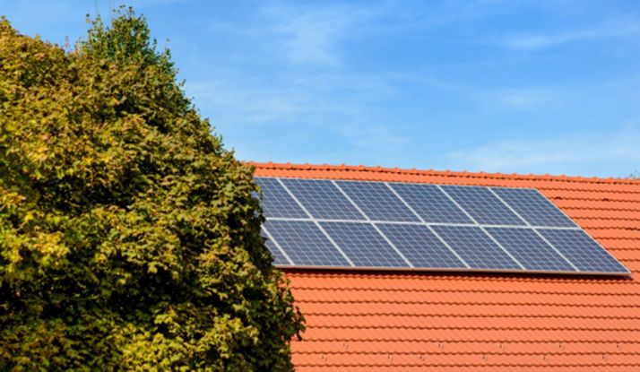 Paneles solares en una cubierta. 