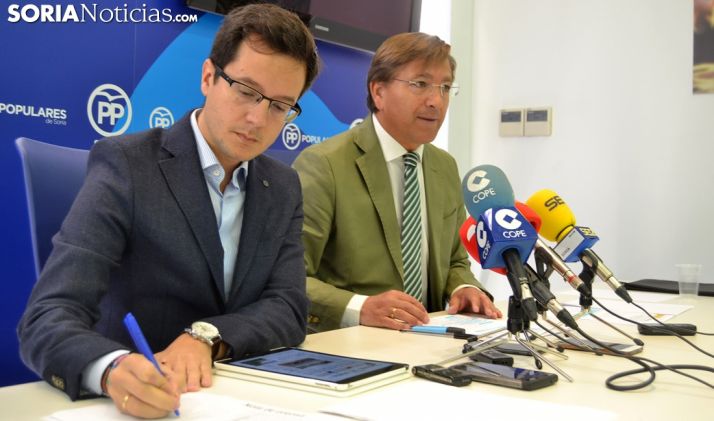 Tomás Cabezón (izda.) y Gerardo Martínez, este jueves en rueda informativa. /SN