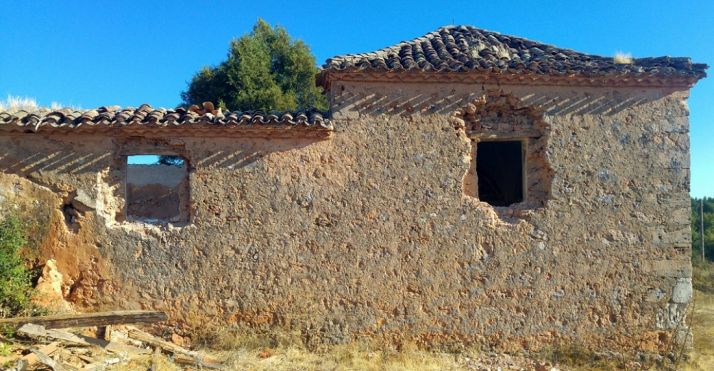 Imagen del templo de Valdegrulla, sin los sillares de sus ventanas. 