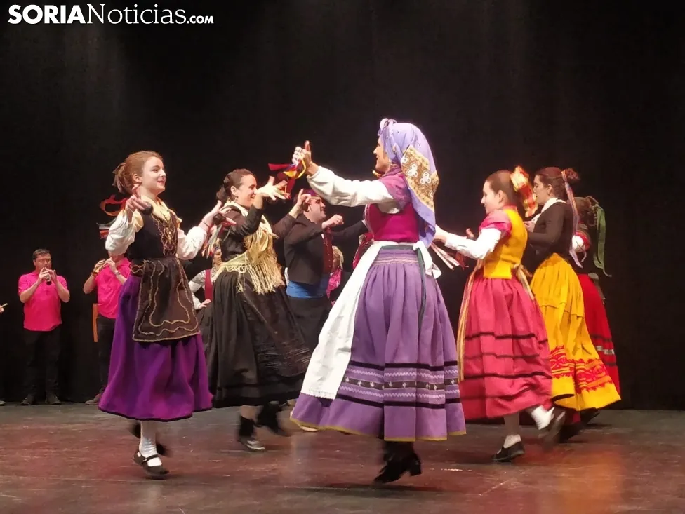 Cuatro grupos de gaiteros y los danzantes deleitan al Palacio de la Audiencia. SN