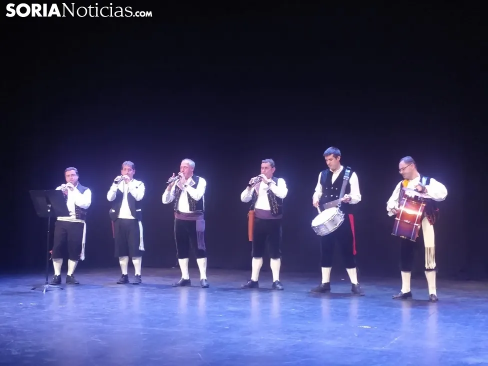 Cuatro grupos de gaiteros y los danzantes deleitan al Palacio de la Audiencia. SN