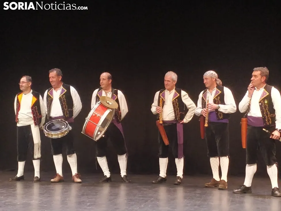 Cuatro grupos de gaiteros y los danzantes deleitan al Palacio de la Audiencia. SN