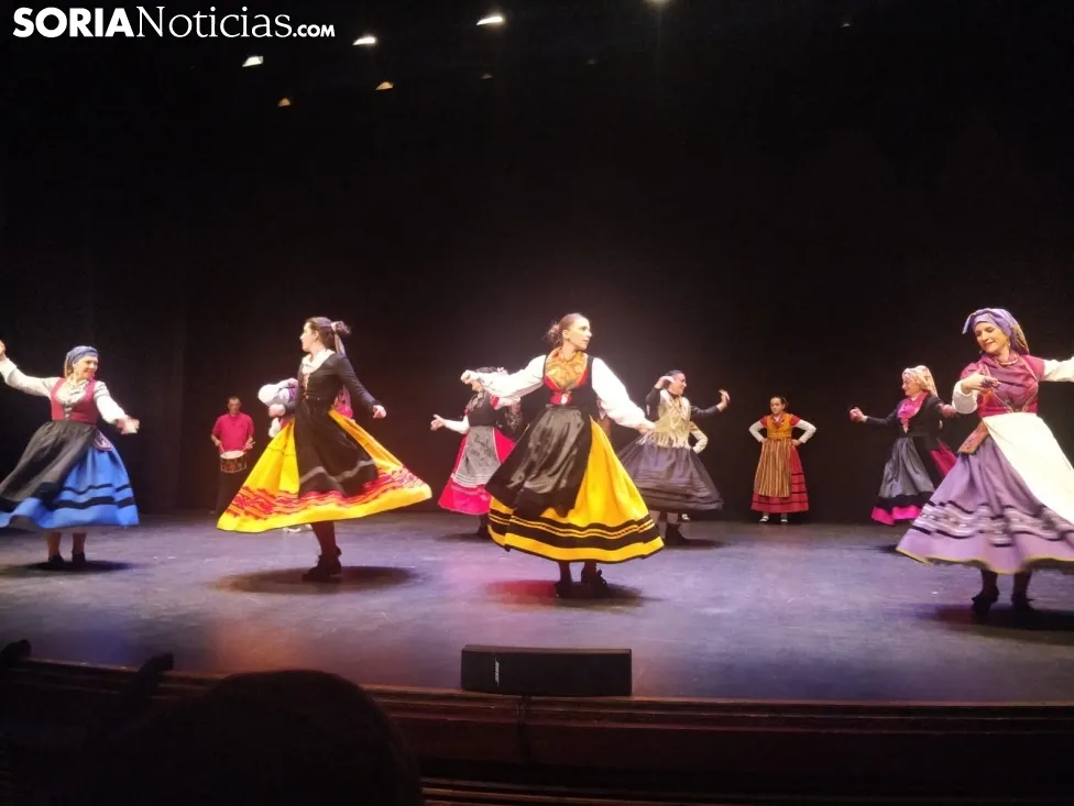Cuatro grupos de gaiteros y los danzantes deleitan al Palacio de la Audiencia. SN