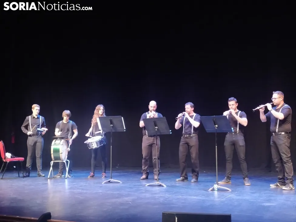 Cuatro grupos de gaiteros y los danzantes deleitan al Palacio de la Audiencia. SN