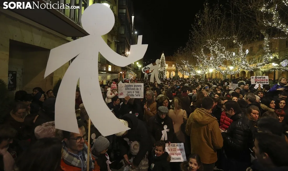 Una imagen de la más que multitudinaria manifestación de esta tarde de viernes. /SN